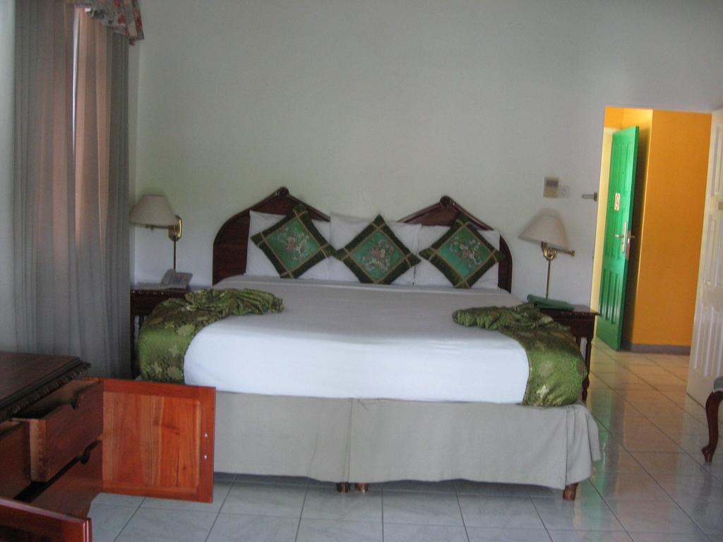 Villa Sonate Runaway Bay Room photo